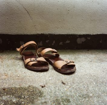 Discarded sandals © Ruth Corney